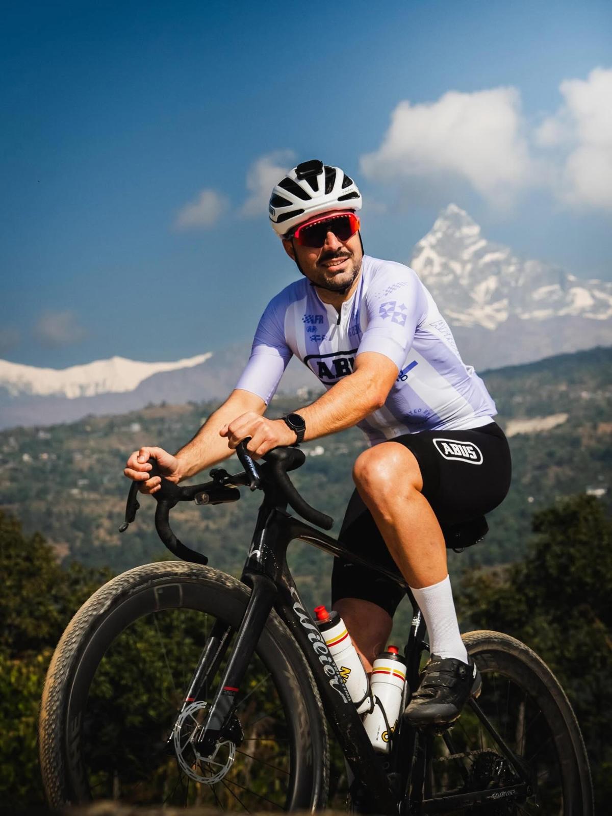 César Mato, con los colores de su tierra, durante una aventura en Nepal. Foto: César Mato
