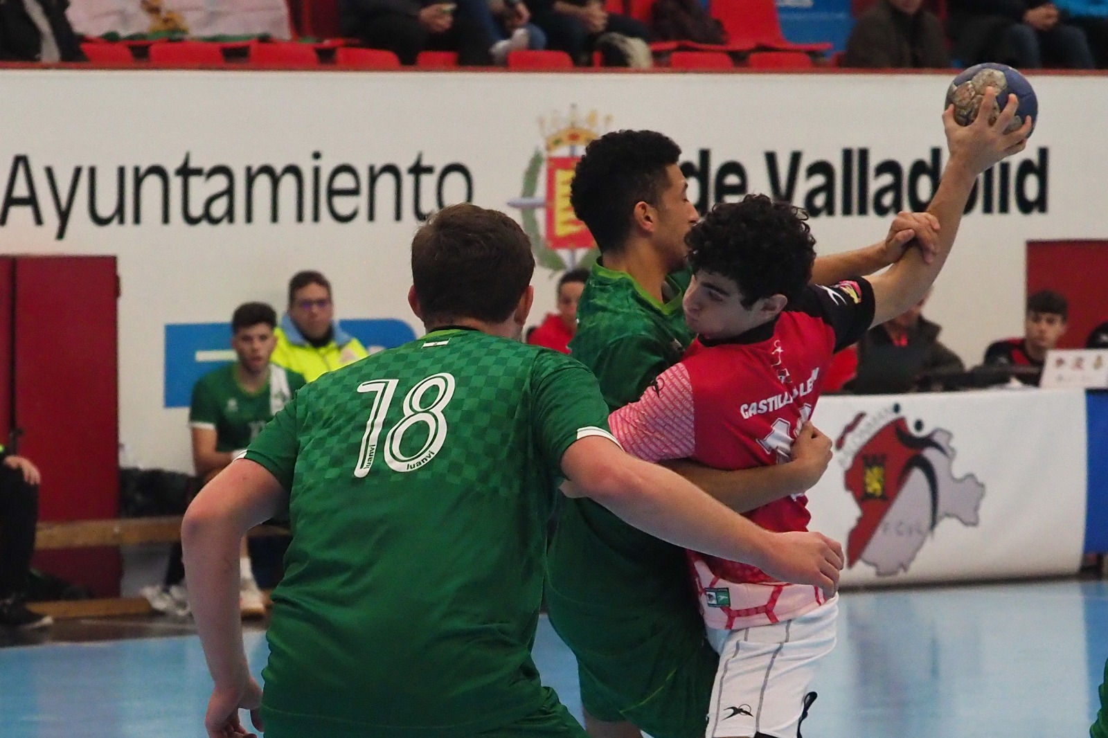 Imagen de archivo de un choque de balonmano. Foto: Mariano González