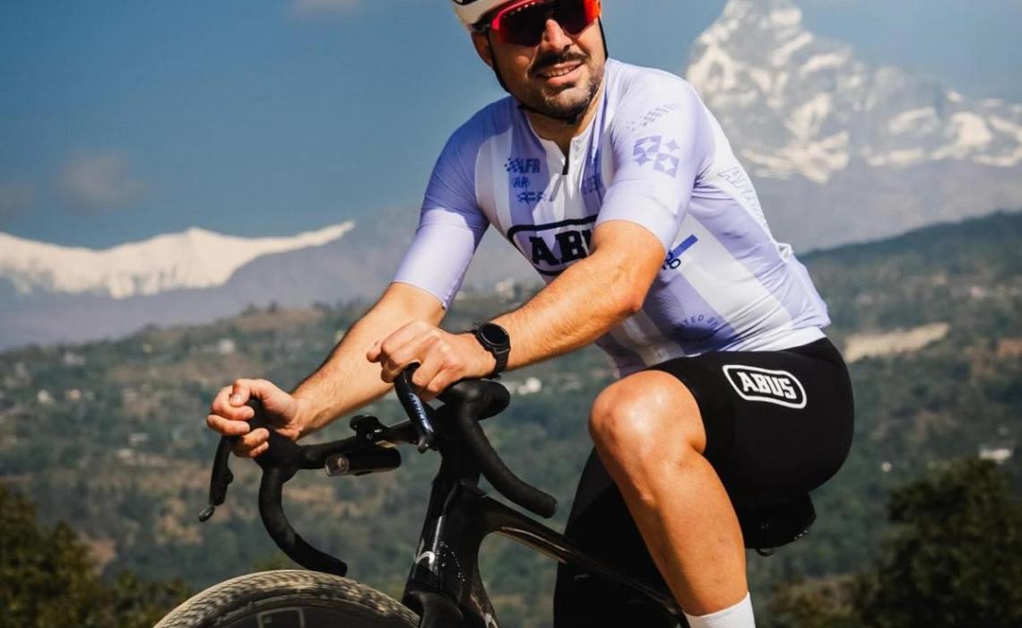 César Mato, con los colores de su tierra, durante una aventura en Nepal. Foto: César Mato