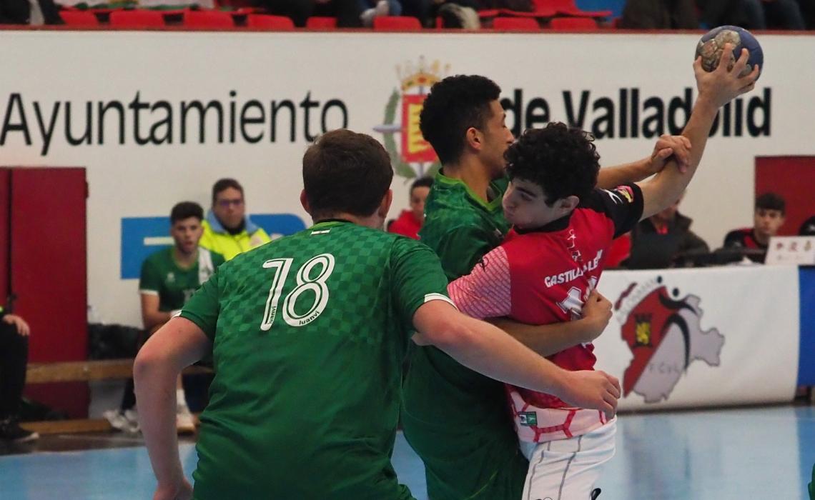Imagen de archivo de un choque de balonmano. Foto: Mariano González