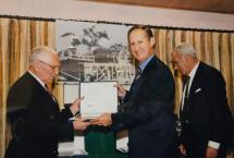 D. Francisco Vázquez (centro) acompañado de D. Antonio Castro, y de D. Ángel Alonso Martín en el homenaje que la FHCYL rindió a este último. Foto remitida por la FHCyL