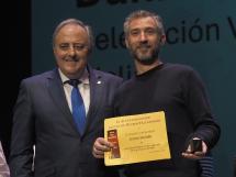 Como David no se encontrba en Valladolid, recibió su prfemio su tío FOTOS: Mariano González